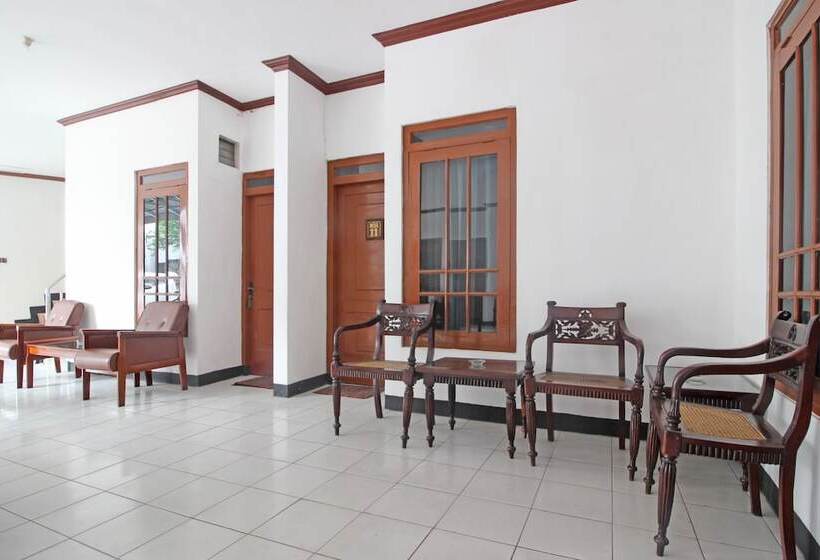 בית מלון כפרי Reddoorz Plus @ Taman Siswa 3