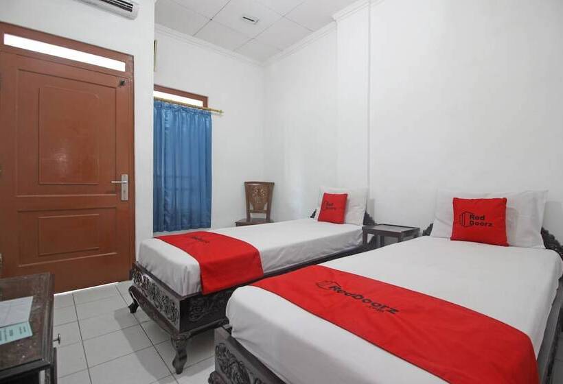 בית מלון כפרי Reddoorz Plus @ Taman Siswa 3