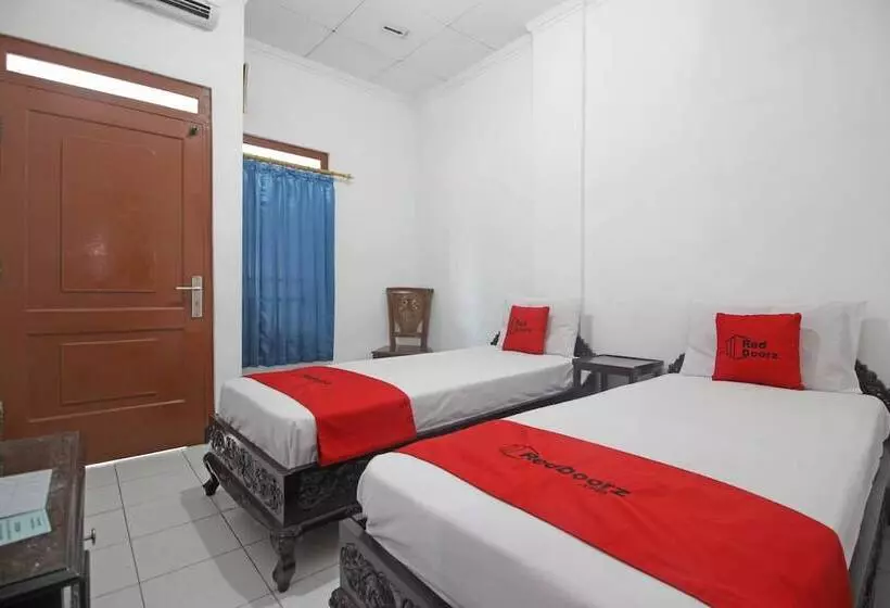 ホテル Reddoorz Plus @ Taman Siswa 3