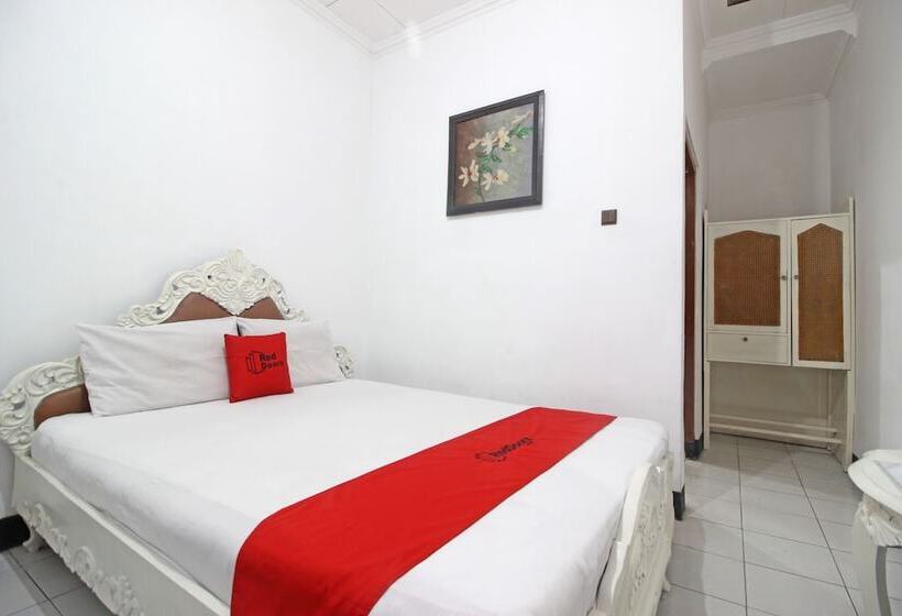 בית מלון כפרי Reddoorz Plus @ Taman Siswa 3