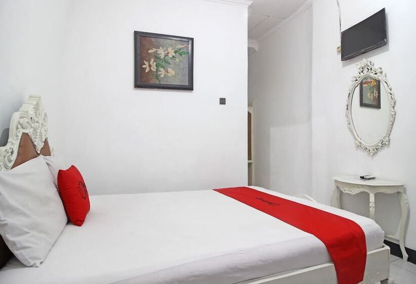 בית מלון כפרי Reddoorz Plus @ Taman Siswa 3