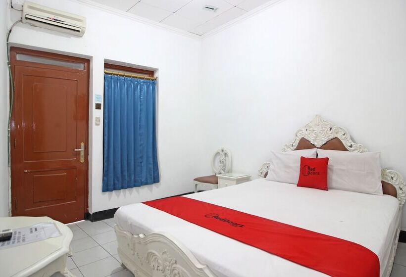 בית מלון כפרי Reddoorz Plus @ Taman Siswa 3