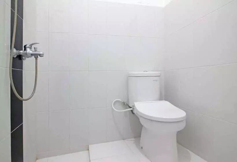 ホテル Reddoorz Plus @ Taman Siswa 3