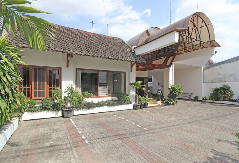 בית מלון כפרי Reddoorz Plus @ Taman Siswa 3