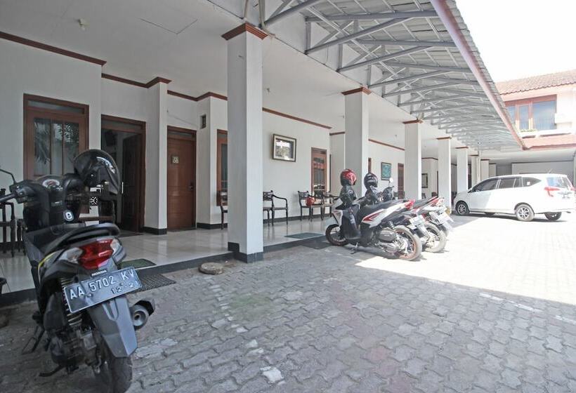 בית מלון כפרי Reddoorz Plus @ Taman Siswa 3