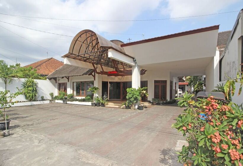 בית מלון כפרי Reddoorz Plus @ Taman Siswa 3