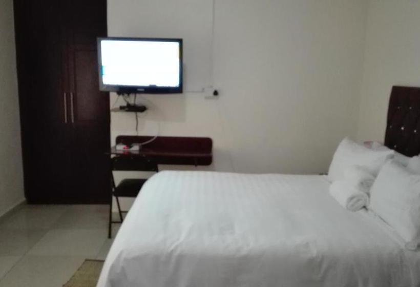 Kandjo's Bed And Breakfast