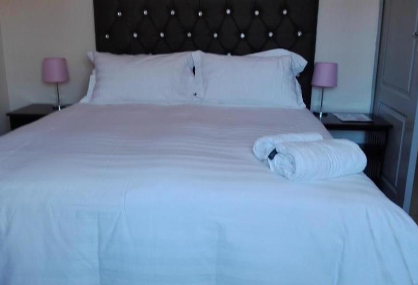 Kandjo's Bed And Breakfast