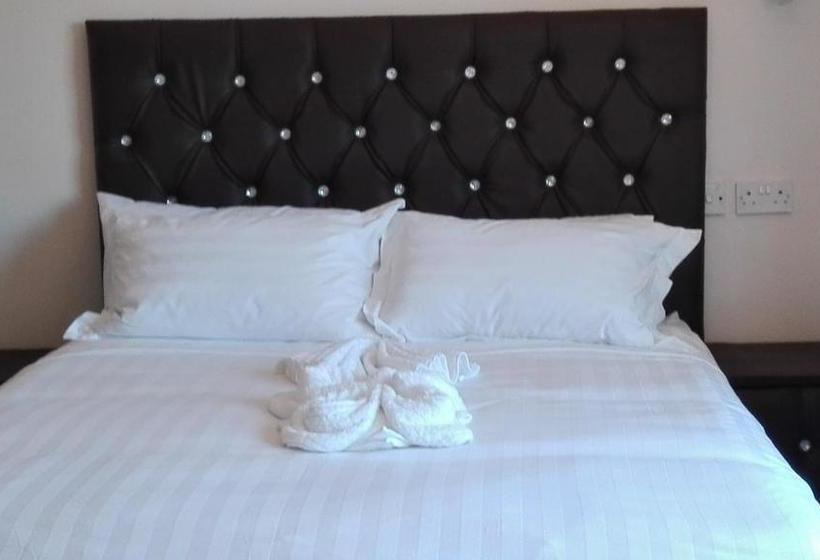 Kandjo's Bed And Breakfast