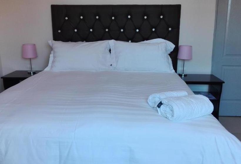 Kandjo's Bed And Breakfast