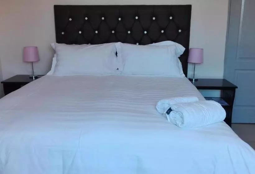Kandjo's Bed And Breakfast