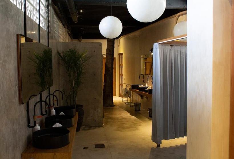 Bamba Capsule Hotel Hostel