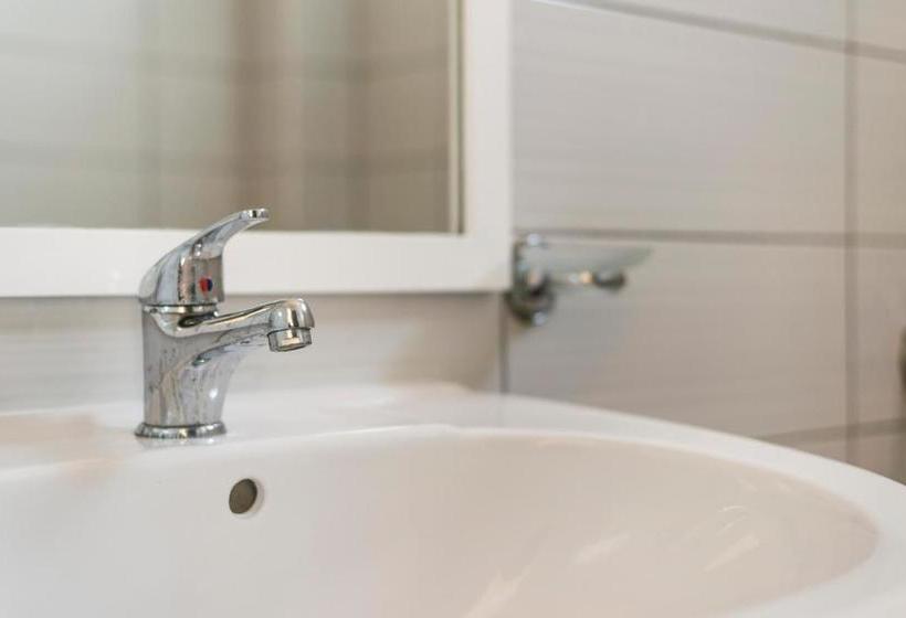 ホテル Mesun Himare