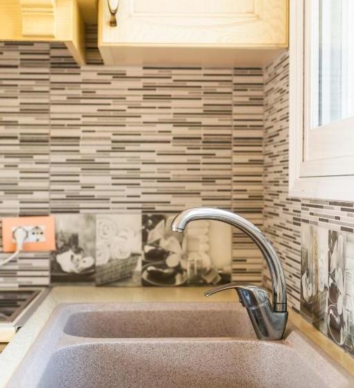 ホテル Mesun Himare