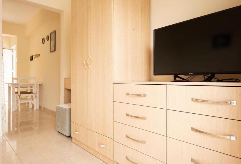 ホテル Mesun Himare