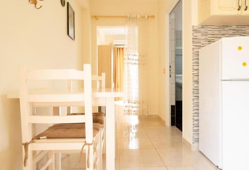 ホテル Mesun Himare