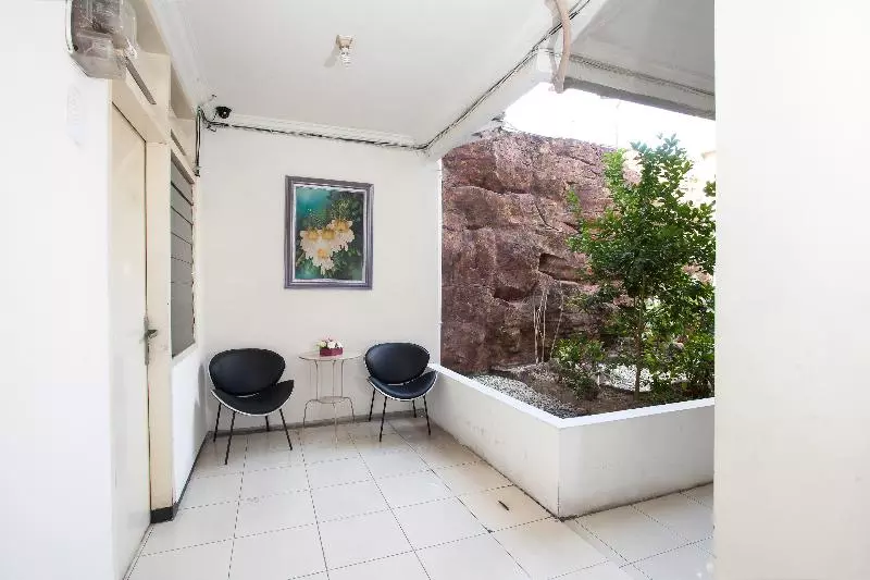 ペンション Dukuh Kupang Residence Mitra Reddoorz