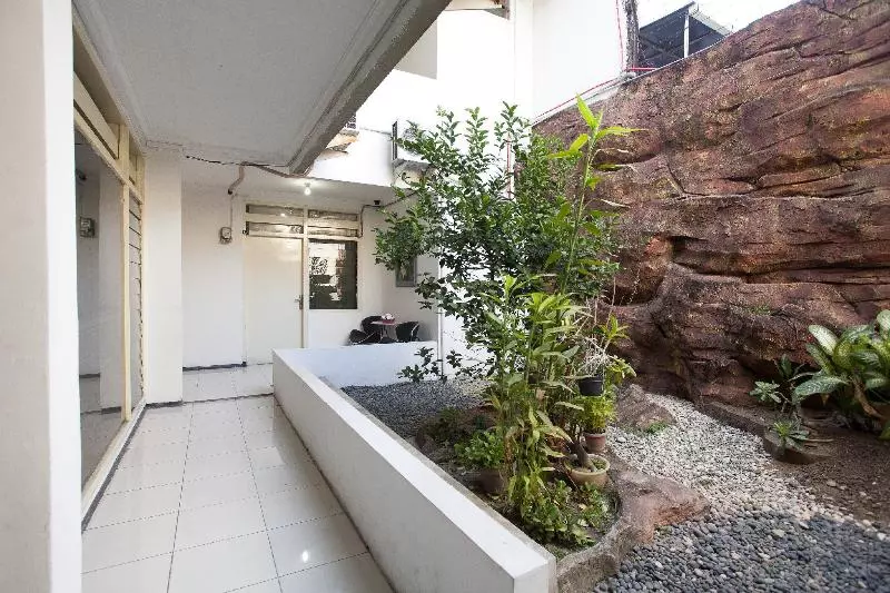 ペンション Dukuh Kupang Residence Mitra Reddoorz