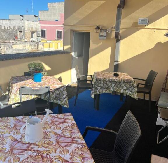 تختخواب و صبحانه Handy