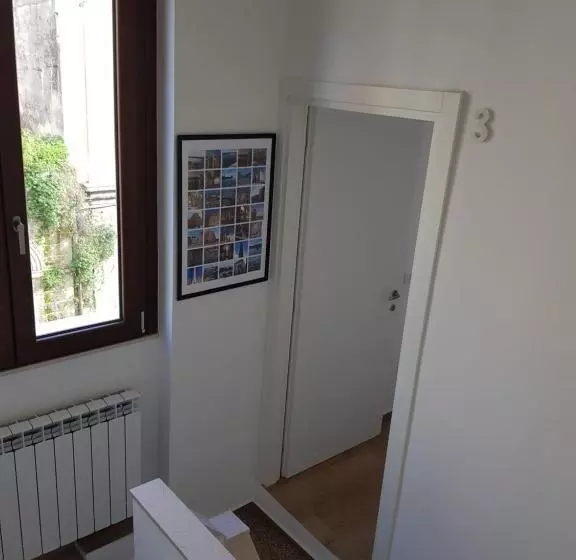 تختخواب و صبحانه Handy