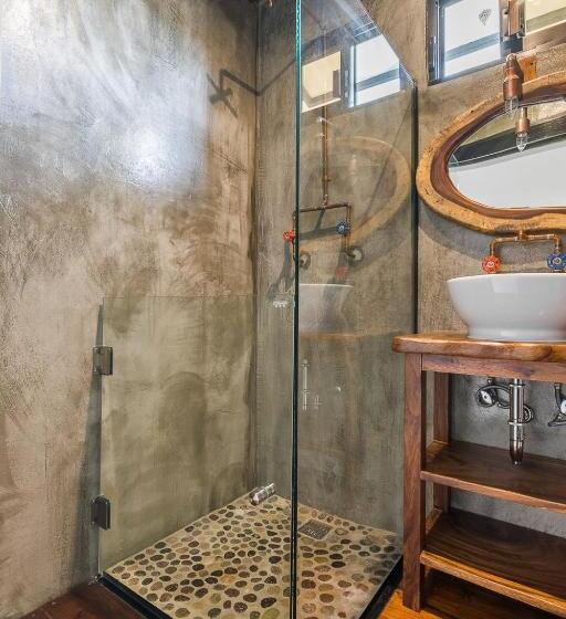 Cabane Container Hotel   Adults Only