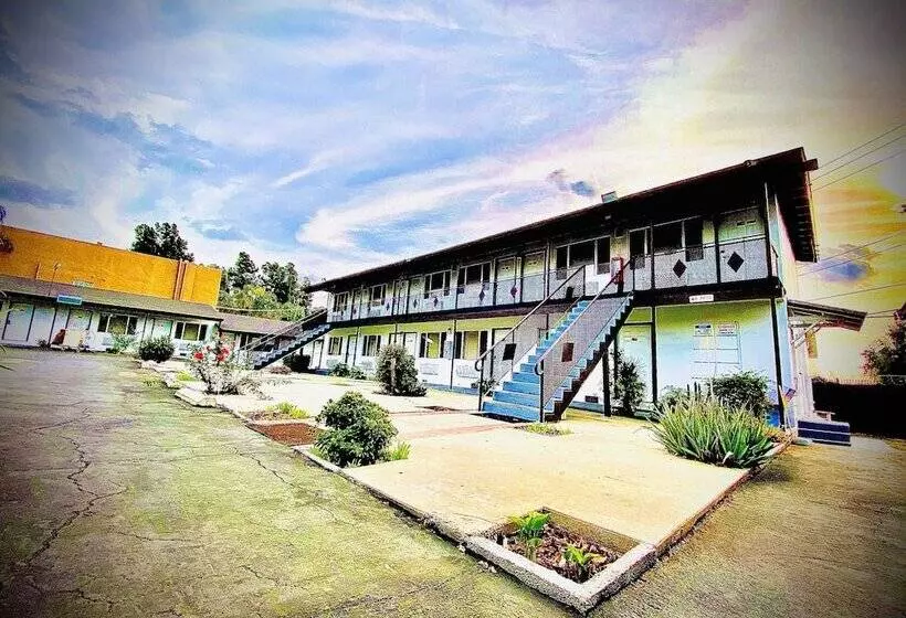 Hotelli Casa Blanca Inn & Suites Whittier