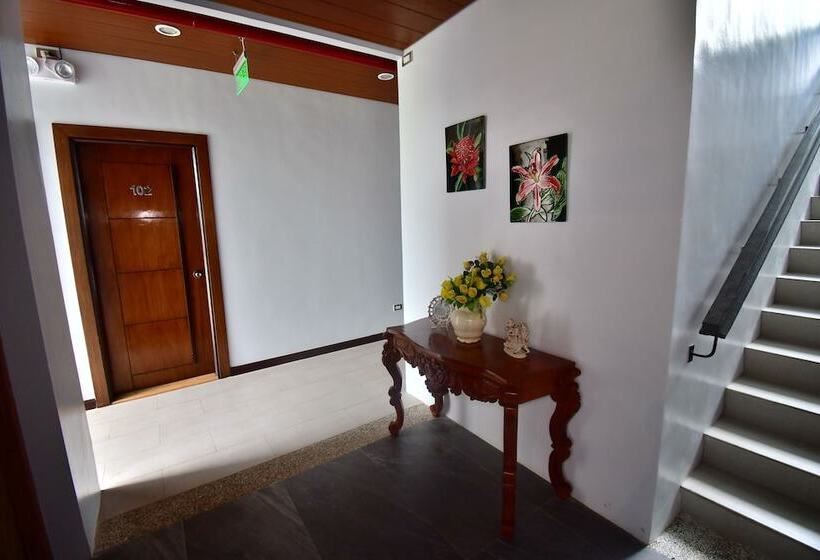 בית מלון כפרי Charms