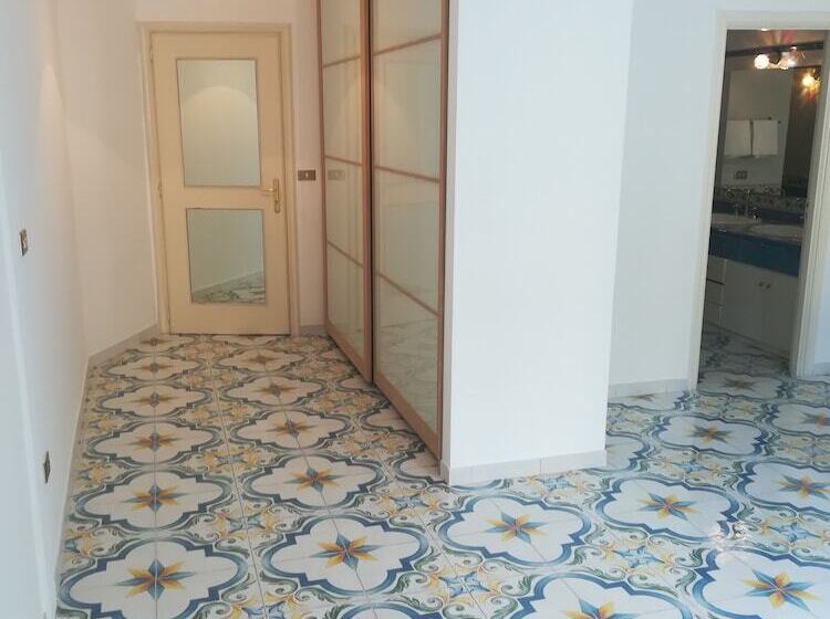 تختخواب و صبحانه Suitenapolisantalucia