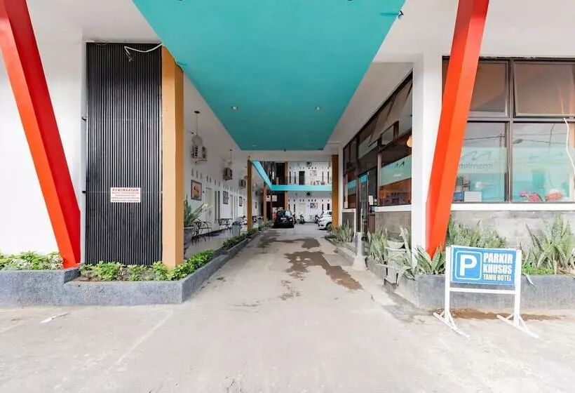 Majatalo Reddoorz Near Kejaksan Station Cirebon