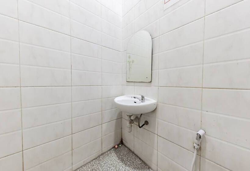 פנסיון Reddoorz Near Kejaksan Station Cirebon