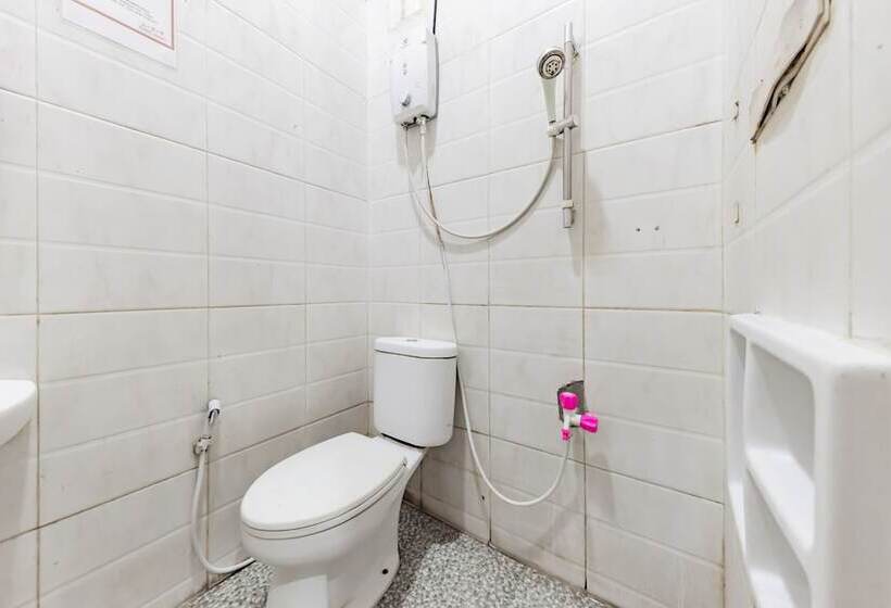 פנסיון Reddoorz Near Kejaksan Station Cirebon