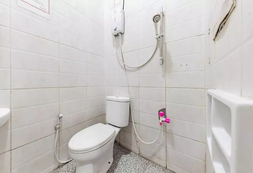 Majatalo Reddoorz Near Kejaksan Station Cirebon