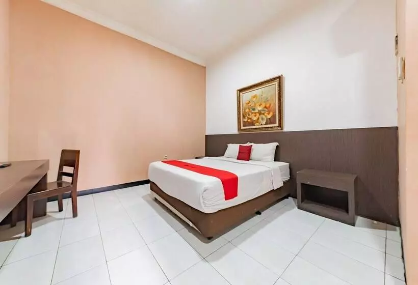 Majatalo Reddoorz Near Kejaksan Station Cirebon