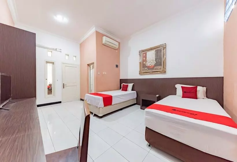 Majatalo Reddoorz Near Kejaksan Station Cirebon