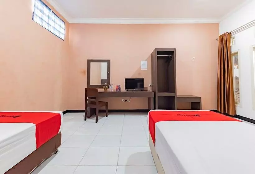 Majatalo Reddoorz Near Kejaksan Station Cirebon