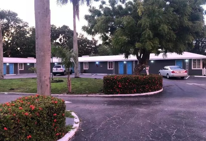 Hotelli Bay Breeze Inn Bradenton Downtown