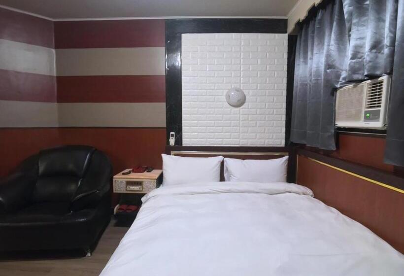 هاستل Huang Kai