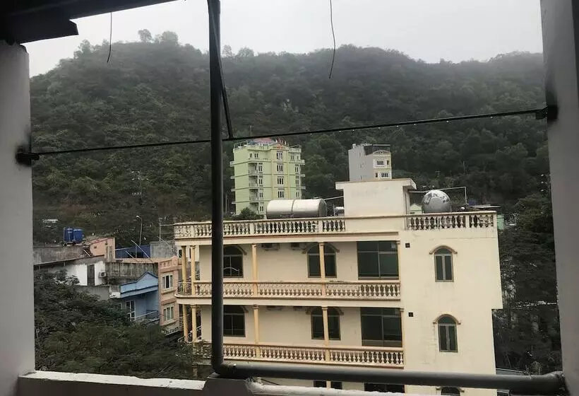 Cong Khanh Hotel   Hostel