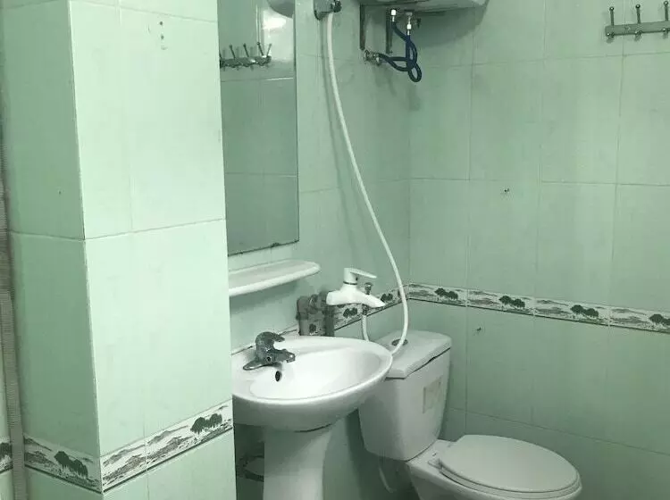 Cong Khanh Hotel   Hostel