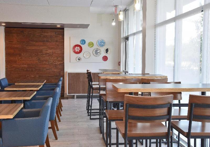 فندق Holiday Inn Express & Suites Orlando Southeast, An Ihg