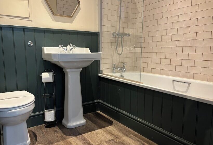 בית מלון כפרי The Golden Lion