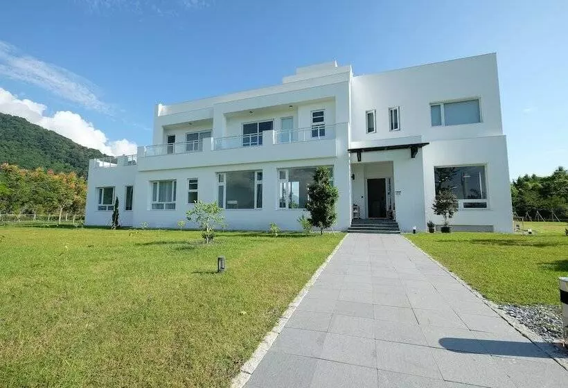 تختخواب و صبحانه Childlike House