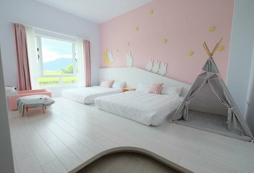 تختخواب و صبحانه Childlike House