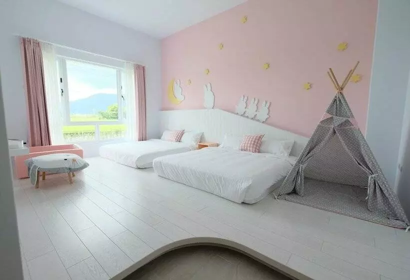 تختخواب و صبحانه Childlike House