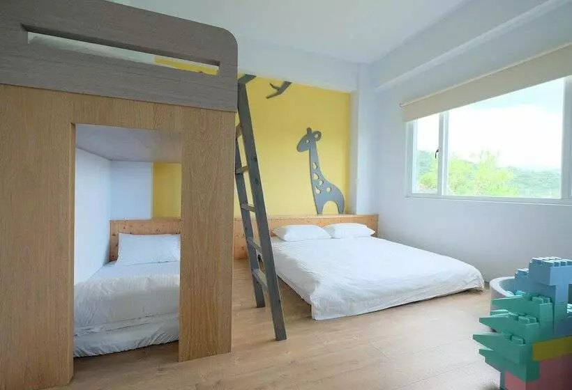 تختخواب و صبحانه Childlike House
