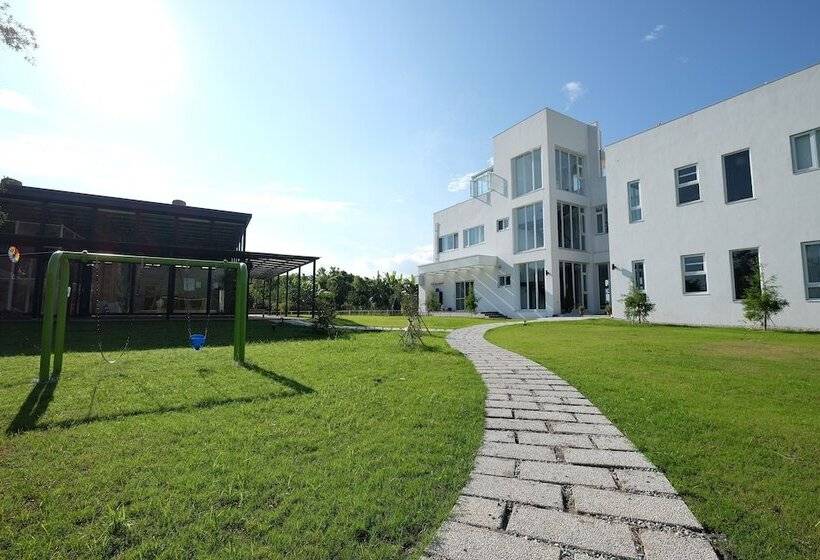 تختخواب و صبحانه Childlike House