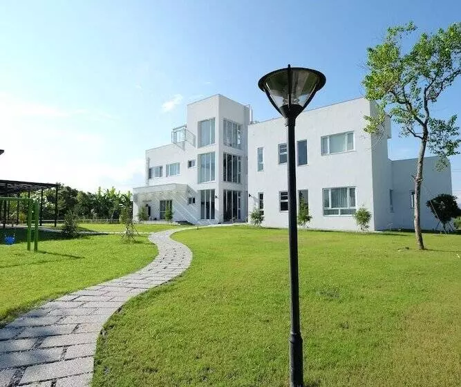 تختخواب و صبحانه Childlike House