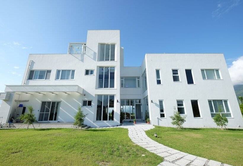 تختخواب و صبحانه Childlike House