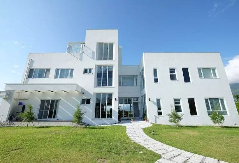 تختخواب و صبحانه Childlike House
