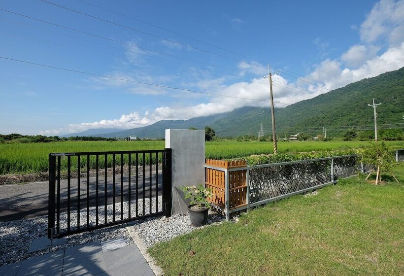 تختخواب و صبحانه Childlike House